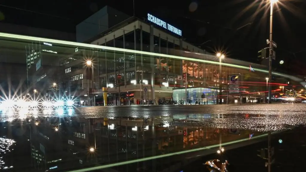 Lichtspuren-einer-vorbeifahrenden-Strassenbahn-sind-am-Abend-vor-Oper-und-Schauspiel-l-zu-sehen