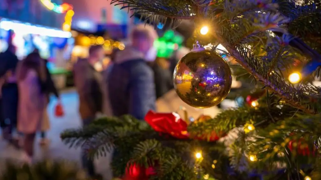 Ein-festlich-geschmueckter-Baum-steht-auf-einem-Weihnachtsmarkt