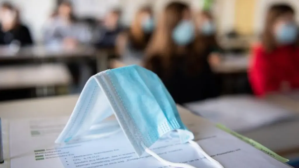 Ein-Mund-Nasen-Schutz-liegt-im-Unterricht-auf-Unterlagen