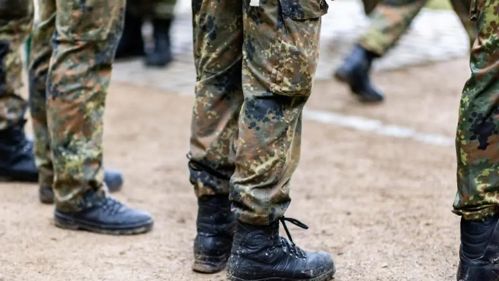 Bundeswehrsoldaten-stehen-in-einer-Reihe