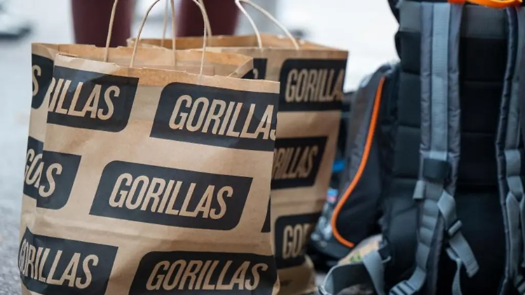 Papiertueten-mit-dem-Logo-des-Express-Lieferdiensts-Gorillas