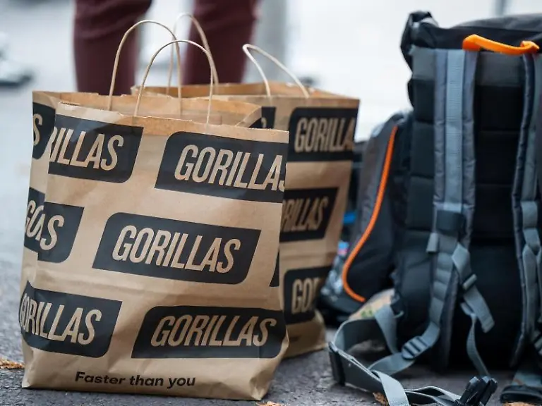 Papiertueten-mit-dem-Logo-des-Express-Lieferdiensts-Gorillas