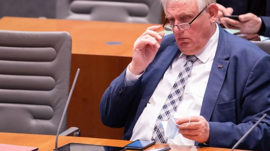 Karl-Josef-Laumann-CDU-Gesundheitsminister-von-Nordrhein-Westfalen-sitzt-im-Landtag