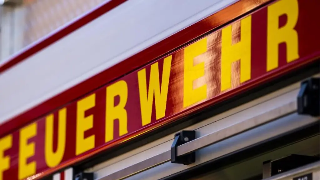 Auf-dem-Einsatzfahrzeug-ist-in-gelber-Farbe-der-Schriftzug-Feuerwehr-zu-lesen