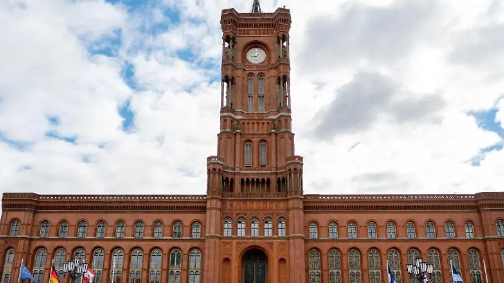 Blick-auf-das-Rote-Rathaus-Sitz-des-Regierenden-Buergermeisters-sowie-des-Senats-von-Berlin