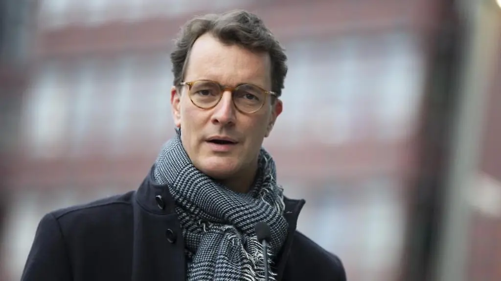 Hendrik-Wuest-CDU-Ministerpraesident-von-Nordrhein-Westfalen-schaut-in-die-Kamera