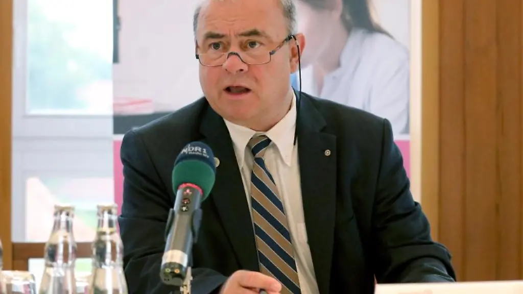 Infektiologe-Emil-Reisinger-spricht-in-Rostock