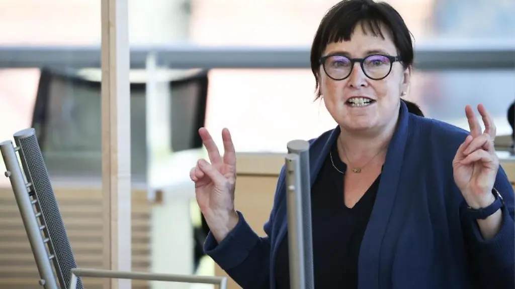 Eka-von-Kalben-Fraktionsvorsitzende-von-Buendnis90-Die-Gruenen-im-Landtag-spricht