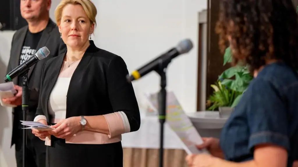 Klaus-Lederer-Franziska-Giffey-und-Bettina-Jarasch-geben-ein-Pressestatement-ab