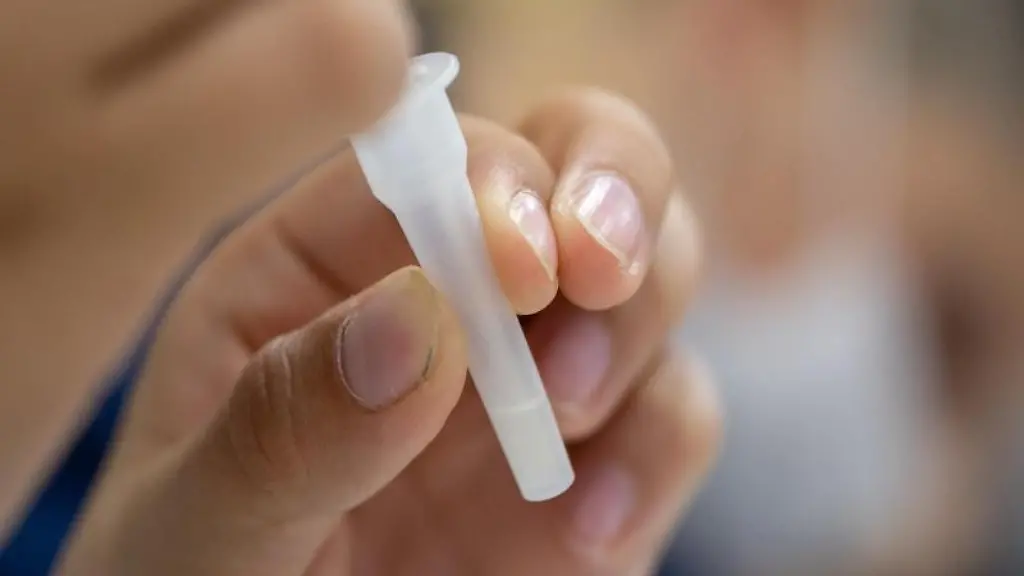 Ein-Mann-macht-einen-Corona-Schnelltest