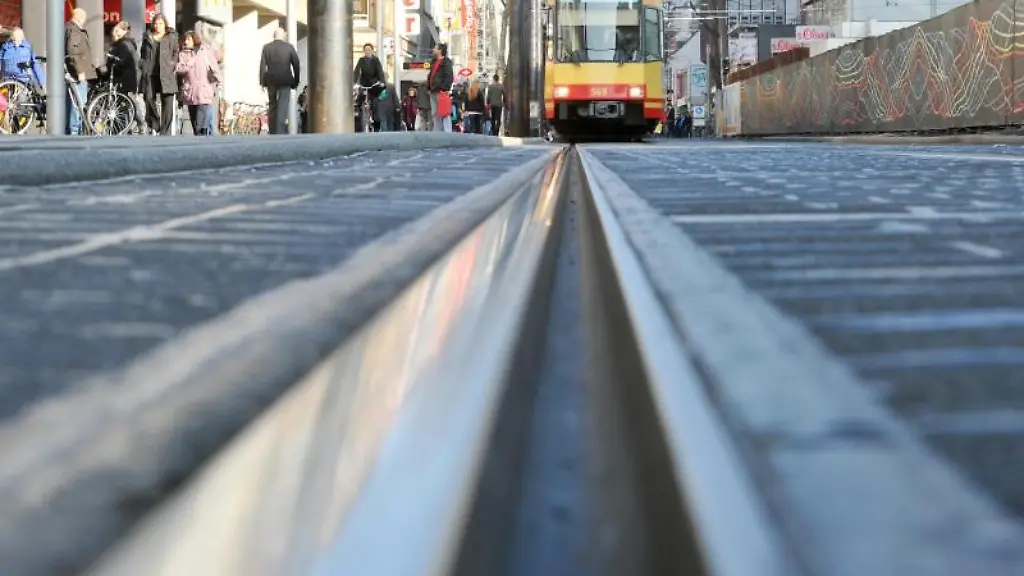 Eine-Strassenbahn-faehrt-durch-die-Fussgaengerzone-in-der-Karlsruher-Innenstadt
