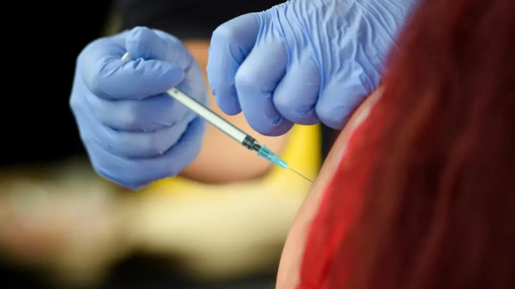 Eine-Mitarbeiterin-des-Deutschen-Roten-Kreuzes-impft-eine-Frau-in-einer-mobilen-Impfstation