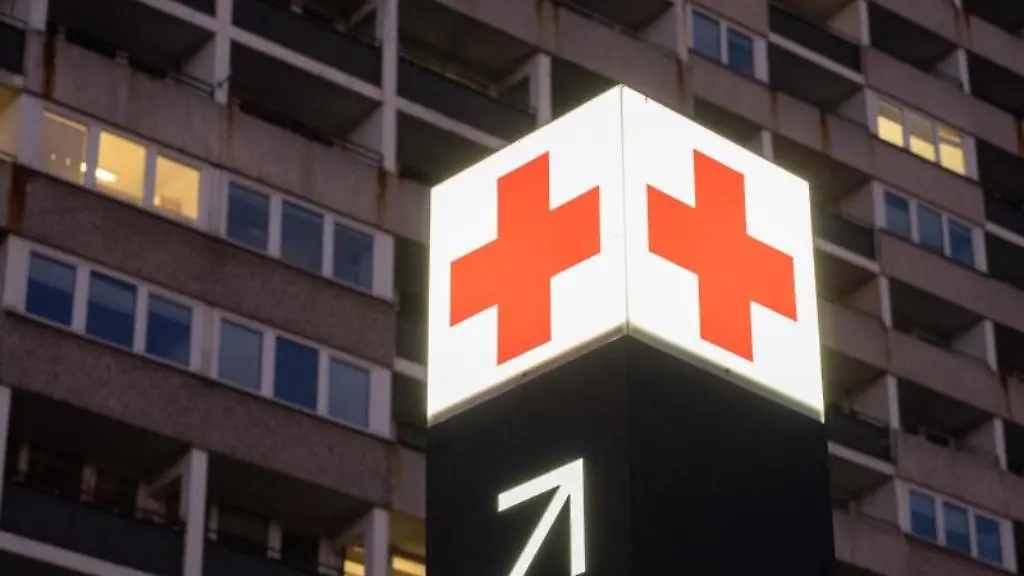 Ein-Pfeil-weist-den-Weg-zur-Notaufnahme-eines-Krankenhauses