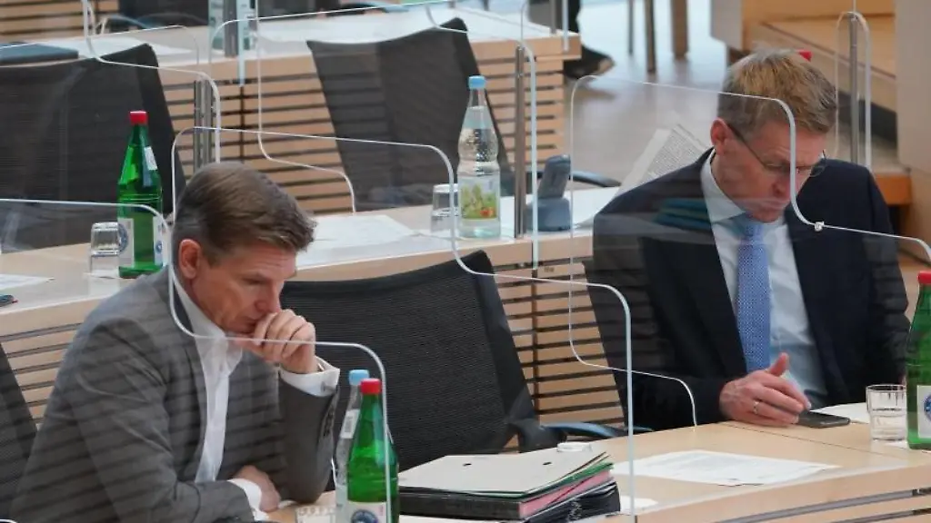 Daniel-Guenther-r-CDU-Ministerpraesident-von-Schleswig-Holsteins-sitzt-neben-Heiner-Garg