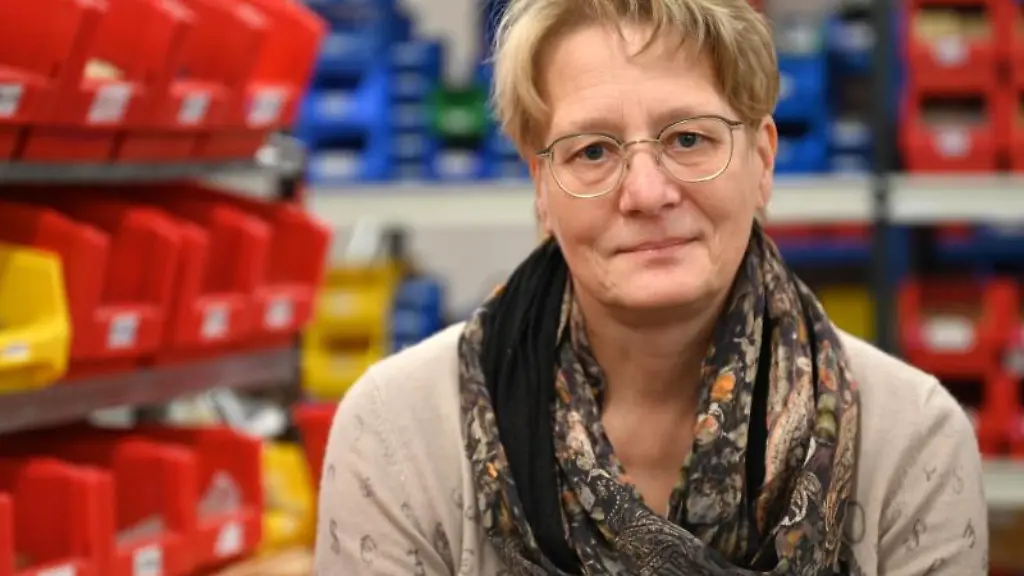 Michaela-Rissmann-sitzt-in-der-Produktionsstaette-der-Ankerstein-GmbH