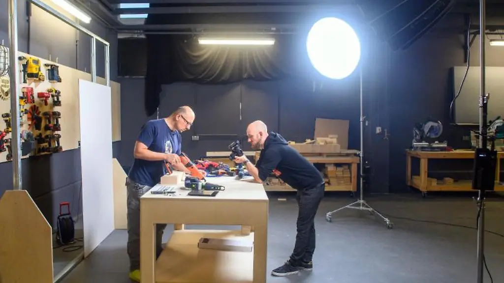 Sebastian-Gauck-l-und-Daniel-Gruenig-produzieren-in-einem-Studio-ein-YouTube-Video