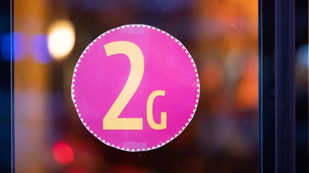 Ein-Aufkleber-an-einer-Glastuer-weist-auf-die-2G-Regel-hin