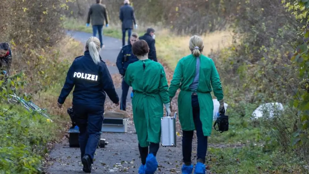 Einsatzkraefte-der-Polizei-sichern-die-Spuren-am-Tatort