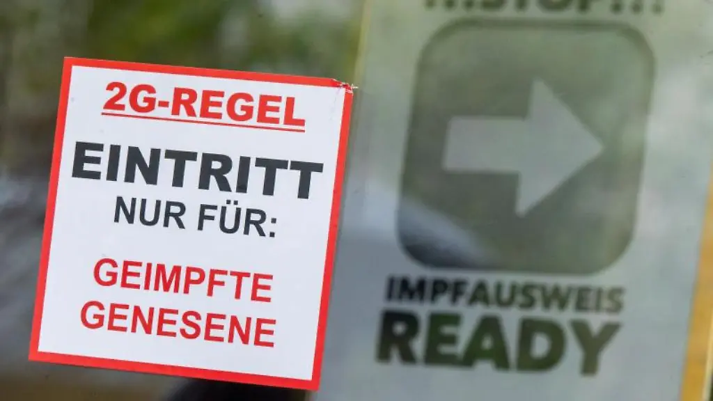Ein-Schild-mit-der-Aufschrift-2G-Regel-Eintritt-nur-fuer-Geimpfte-oder-Genesene-steht-vor-einer-Bar