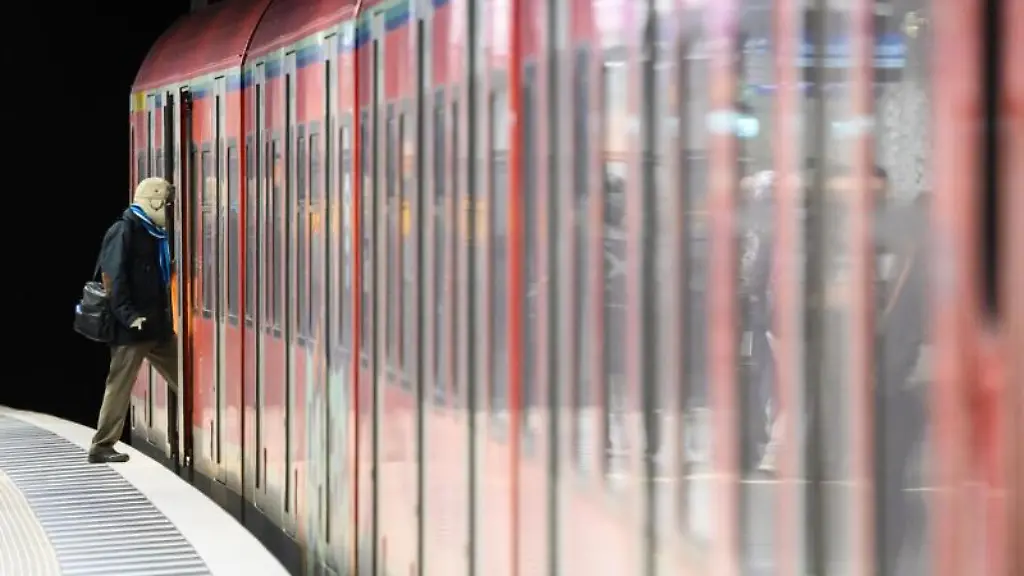 Ein-Mann-steigt-in-eine-S-Bahn-im-Hauptbahnhof-Frankfurt-ein