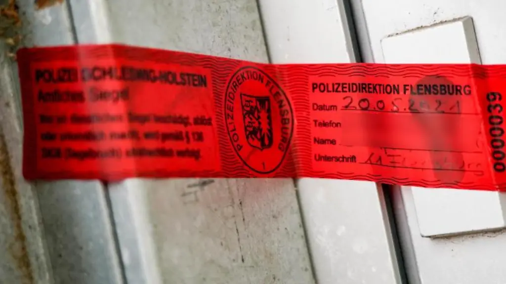 Ein-Siegel-der-Polizeidirektion-Flensburg-klebt-an-einem-Hauseingang