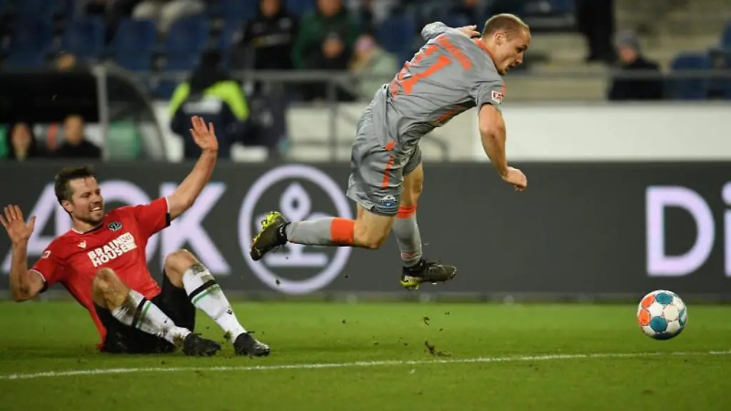 Hannovers-Julian-Boerner-foult-Paderborns-Sven-Michel-und-sieht-nach-der-Aktion-die-rote-Karte