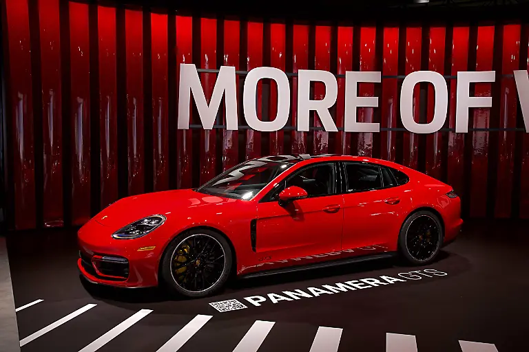 Porsche-Taycan-GTS-4