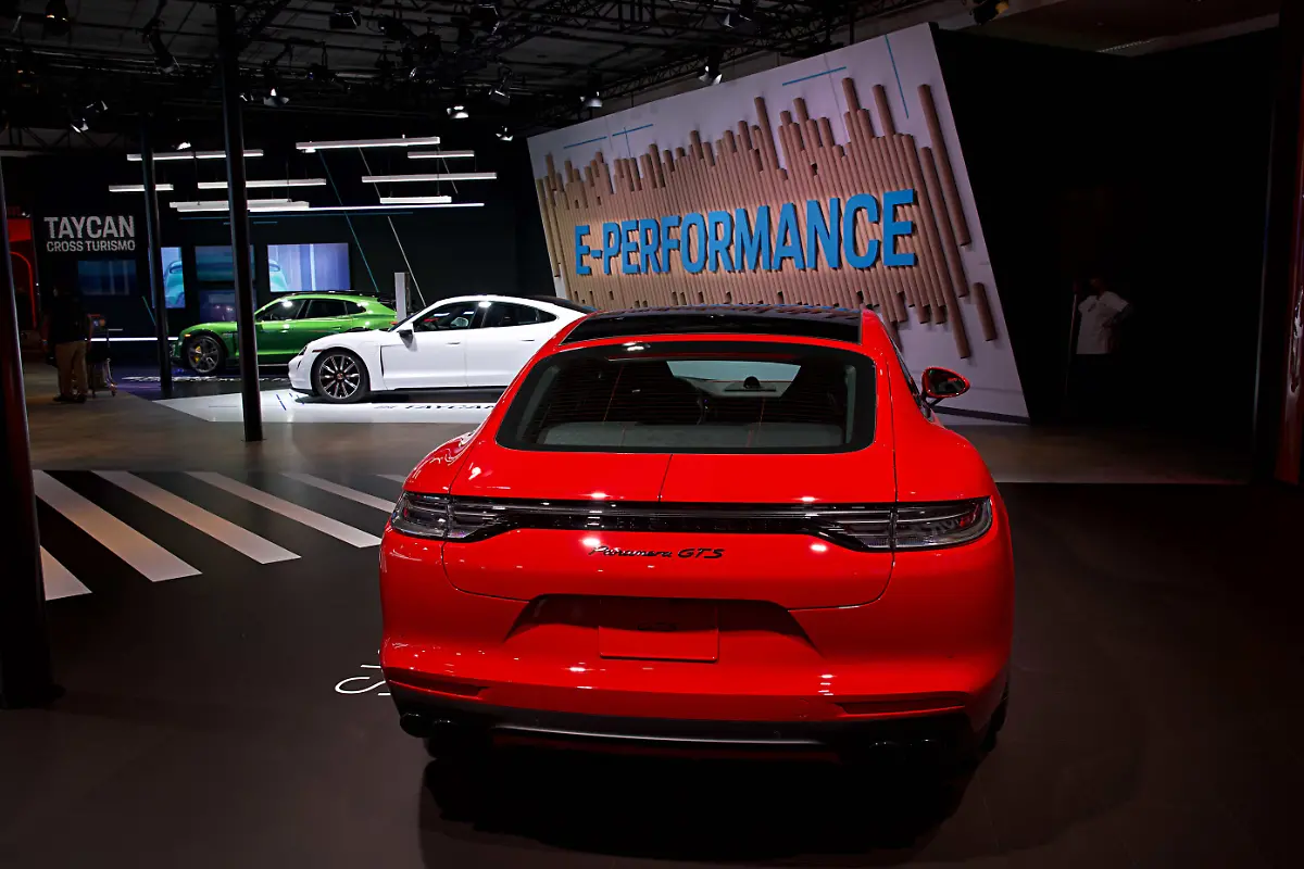 Porsche-Taycan-GTS-5