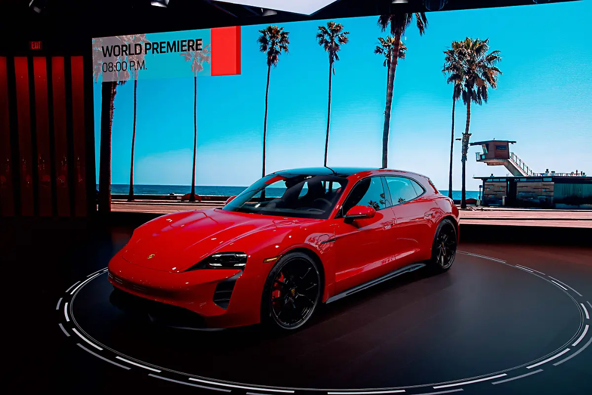 Porsche-Taycan-GTS-2