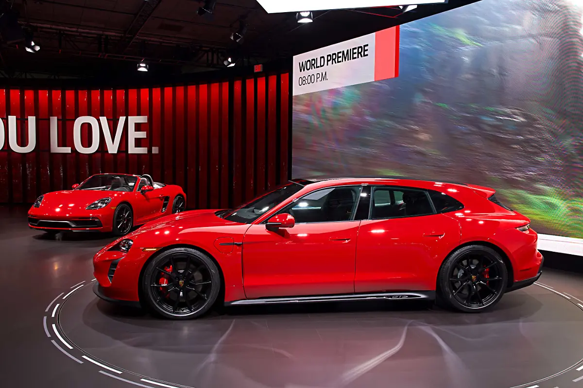 Porsche-Taycan-GTS-1