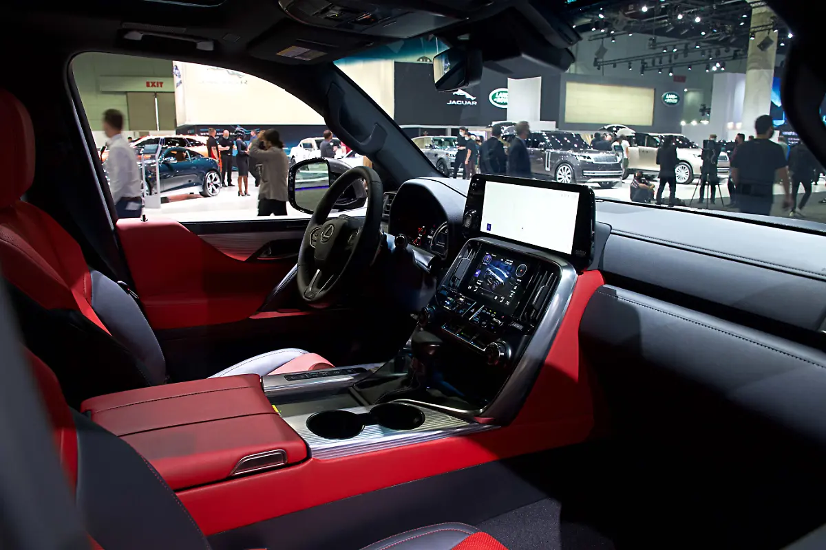 Lexus-LX-Sport-innen