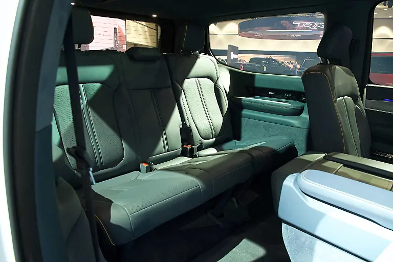 Jeep-Grand-Wagoneer-innen-2