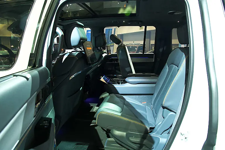 Jeep-Grand-Wagoneer-innen-1