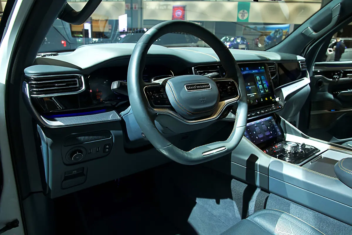 Jeep-Grand-Wagoneer-innen
