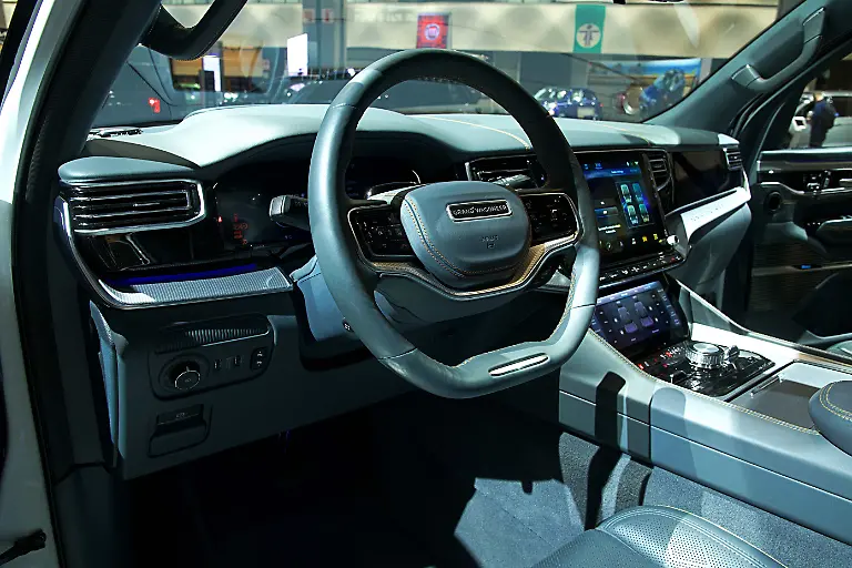 Jeep-Grand-Wagoneer-innen