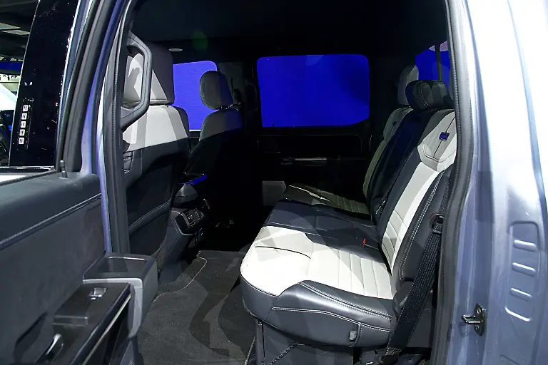 FORD-F-150-e-innen-3