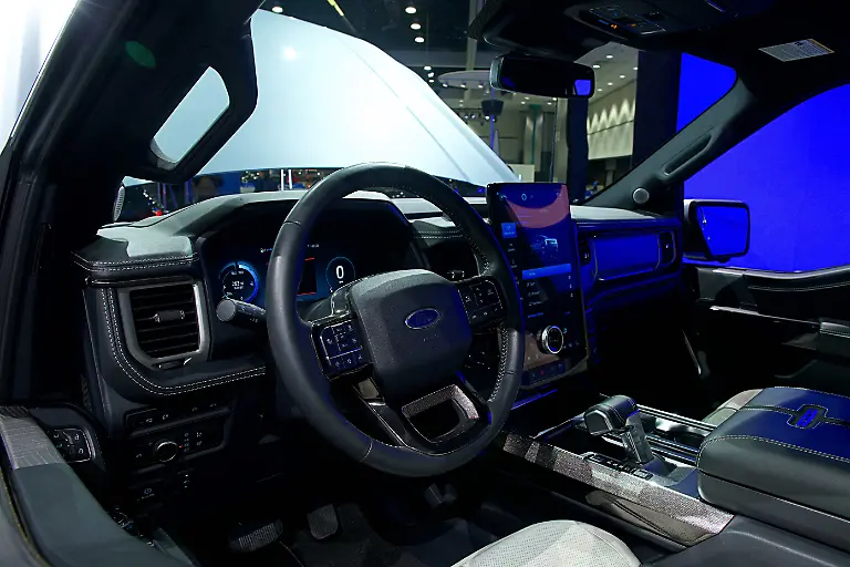 FORD-F-150-e-innen-2