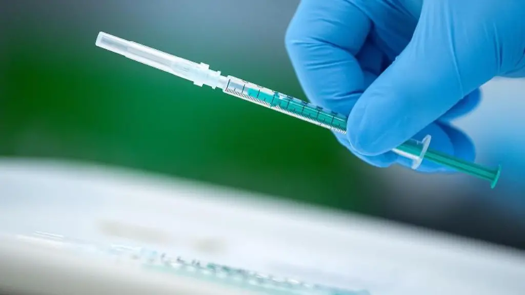 Eine-Spritze-mit-einem-Impfstoff