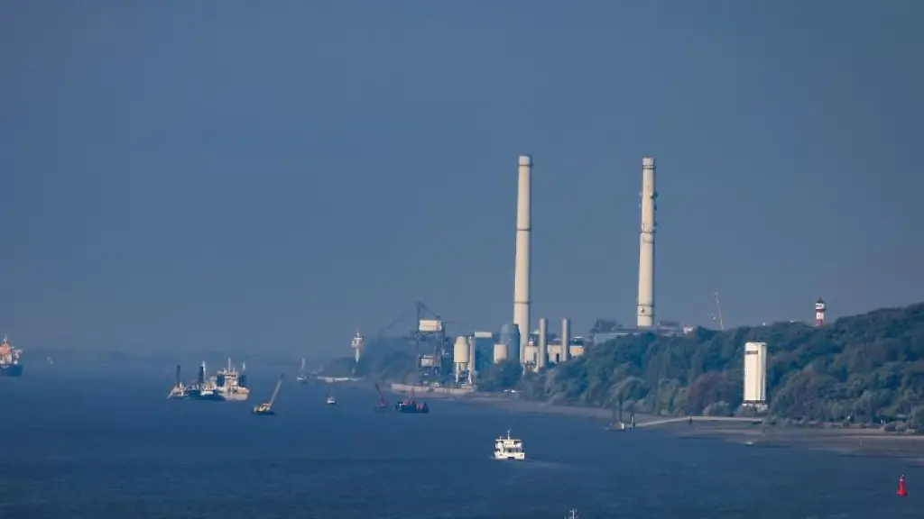 Das-Kohlekraftwerk-Wedel-an-der-Elbe-bei-Blankenese
