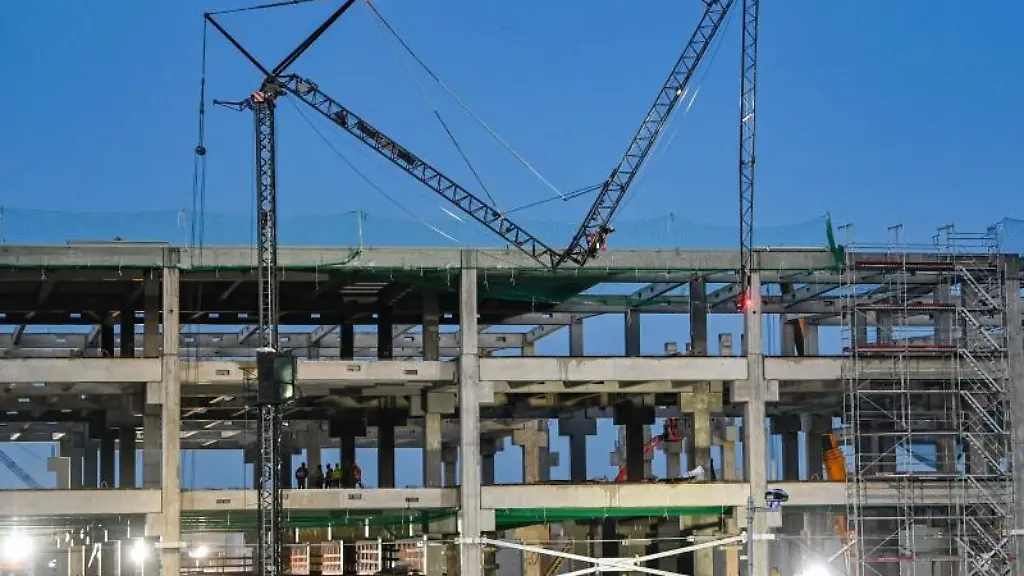 Blick-auf-die-beleuchtete-die-Baustelle-der-Batteriefabrik-der-Tesla-Autofabrik