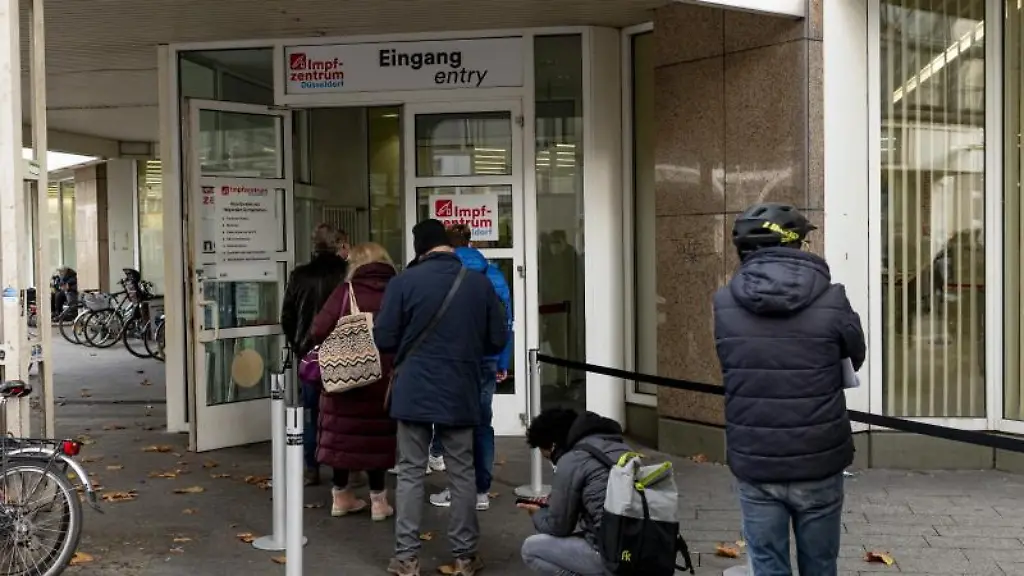 Impfwillige-stehen-vor-dem-Eingang-des-Impfzentrums