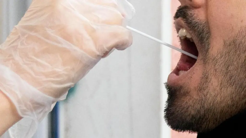 Ein-Patient-laesst-vor-einer-Arztpraxis-einen-Abstrich-fuer-einen-Corona-Test-machen