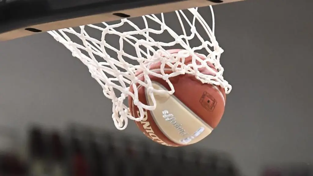 Ein-Basketball-landet-im-Korb