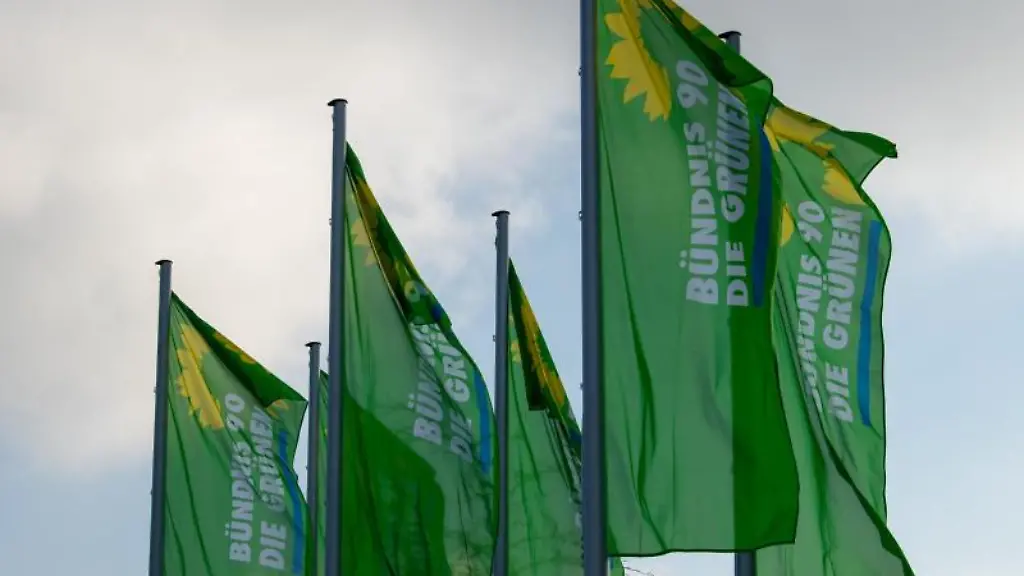 Fahnen-mit-dem-Logo-der-Gruenen-wehen-bei-einer-Landesdelegiertenkonferenz-der-Partei