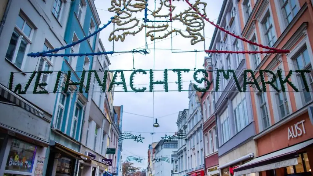 Ein-Weihnachtsmarkt-in-der-Kroepeliner-Strasse-in-Rostock