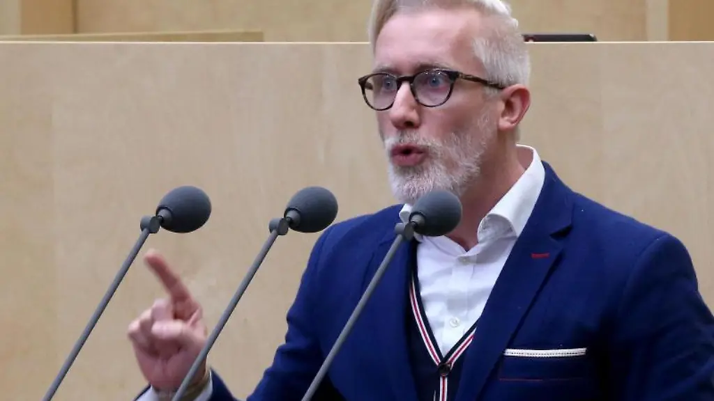 Thueringens-Staatskanzleichef-Benjamin-Immanuel-Hoff-Linke-spricht-bei-einer-Bundesratssitzung-zu-Abgeordneten