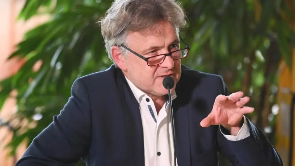 Der-Karlsruher-Oberbuergermeister-Frank-Mentrup-SPD-spricht-bei-einer-Pressekonferenz