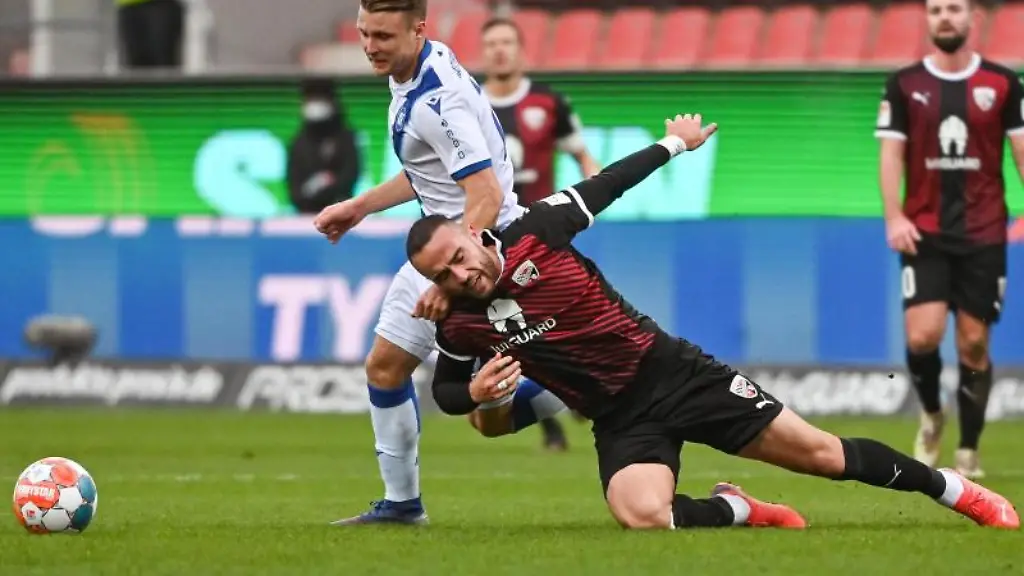 Marco-Thiede-von-Karlsruhe-l-und-Rico-Preissinger-von-Ingolstadt-kaempfen-um-den-Ball