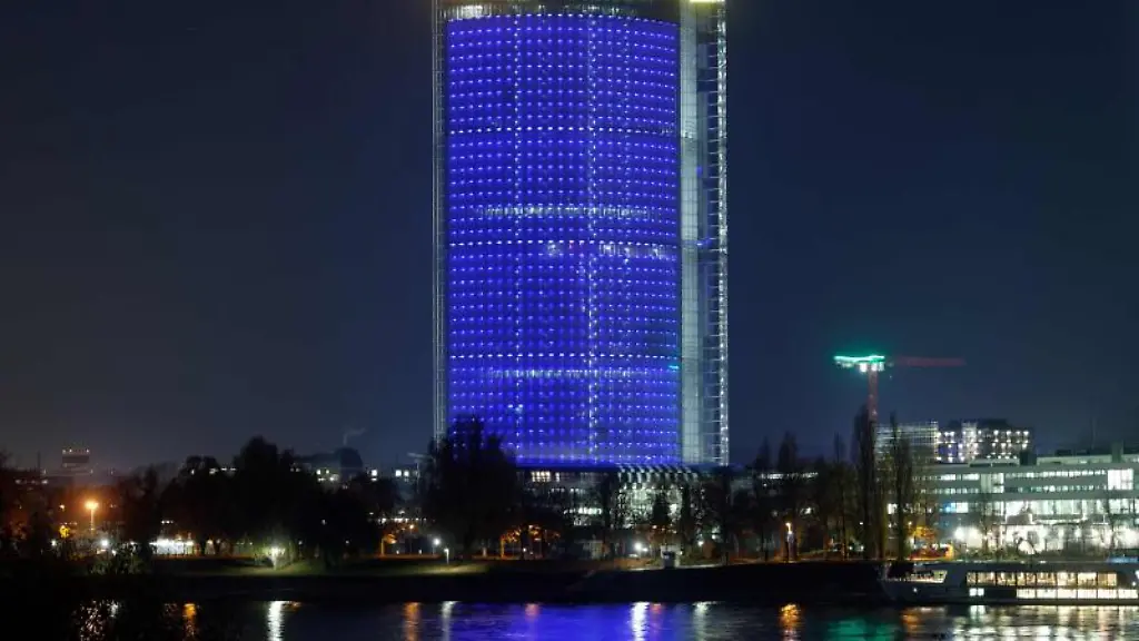 Der-Post-Tower-in-Bonn-leuchtet-zum-Tag-der-Kinderrechte