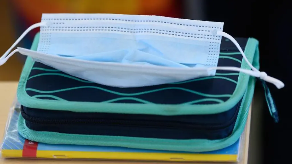 Eine-OP-Maske-liegt-in-einem-Klassenzimmer-auf-einem-Federmaeppchen